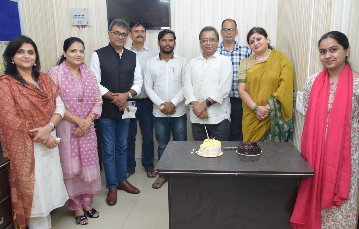 RanjanRajan_'s tweet image. Not every celebration needs a reason.

At @GreyMattersPR, just being together is reason enough.

Here are glimpses from a cheerful afternoon at our Patna office — full of heart, humour and cake.

#WorkplaceMoments #WorkplaceVibes #OfficeFriends #FriendshipDay #Patna @navneetanand