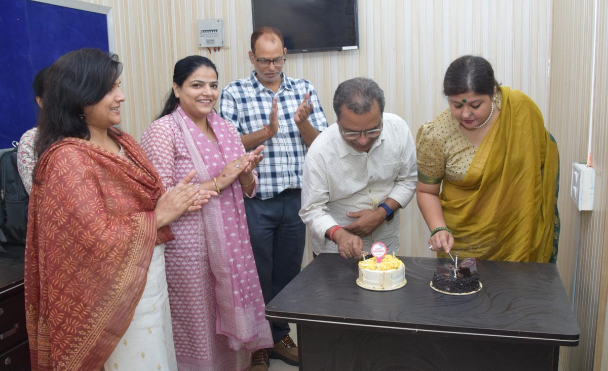 RanjanRajan_'s tweet image. Not every celebration needs a reason.

At @GreyMattersPR, just being together is reason enough.

Here are glimpses from a cheerful afternoon at our Patna office — full of heart, humour and cake.

#WorkplaceMoments #WorkplaceVibes #OfficeFriends #FriendshipDay #Patna @navneetanand