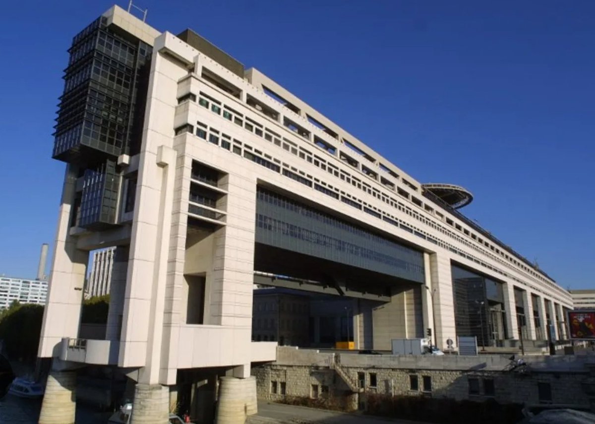 On ne se rend pas facilement compte de la gravité de la situation quand le gouvernement dit que le déficit cette année représente 5,4 % du PIB
En réalité,  les recettes fiscales sont de 308 milliards et les dépenses nette sont de 444 milliards soit un déficit de 139 milliards.