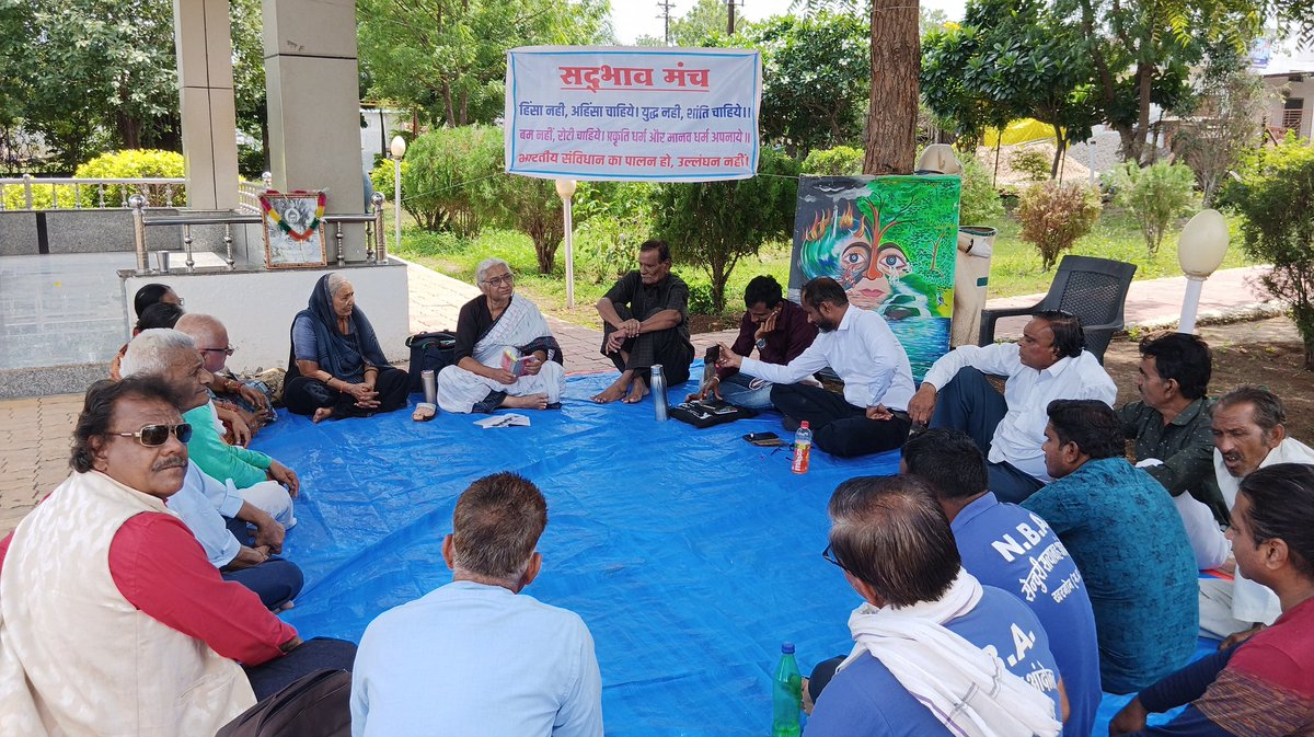 सद्भावना मंच के तहत बड़वानी (MP) में #फिलिस्तीन #Palastine के समर्थन में दिनभर का उपवास शुरू किया।

उपवास में <a href="/medhanarmada/">Medha Patkar</a> सहित शहर के शांतिप्रिय नागरिक शामिल हैं।