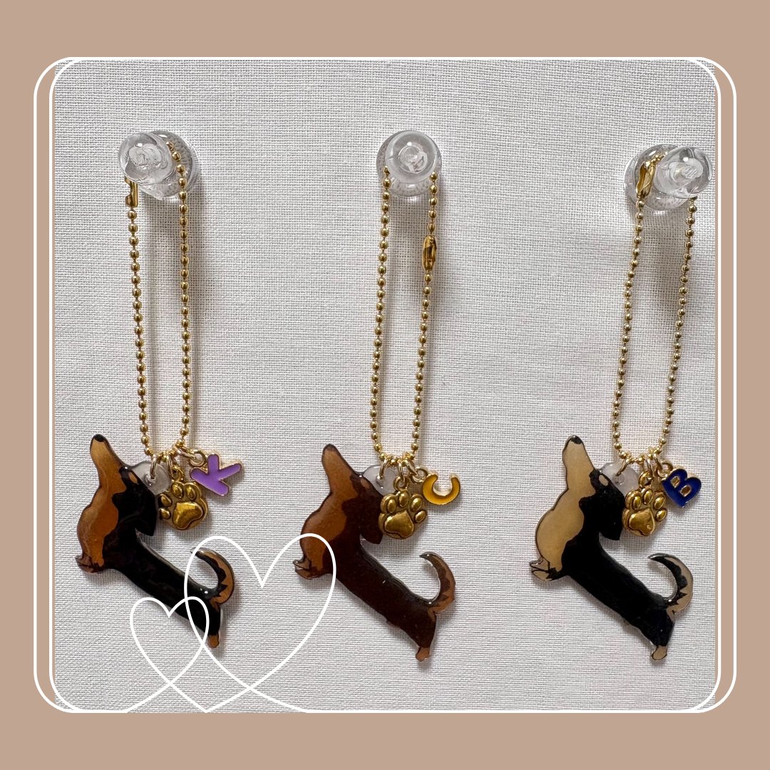 ダックスキーホルダーの販売開始日が決定しました！✨️

8/4(月)21:00〜

販売開始です！！

minneでの販売となります🐶
minne.com/@shinele

肉球チャームとイニシャルチャームつき！
30色のダックスちゃんをご用意しております✨️
きっとうちの子カラーが見つかるはず！

#ダックス