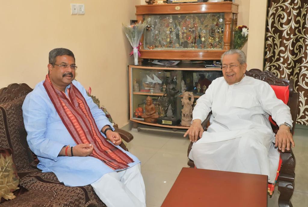 Dharmendra Pradhan (@dpradhanbjp) on Twitter photo ପୂର୍ବତନ ରାଜ୍ୟପାଳ ତଥା ଆମ ଦଳର ବରିଷ୍ଠ ନେତା ଶ୍ରୀ ବିଶ୍ୱଭୂଷଣ ହରିଚନ୍ଦନଙ୍କୁ ଜନ୍ମ ଦିବସର ହାର୍ଦ୍ଦିକ ଶୁଭେଚ୍ଛା । ମହାପ୍ରଭୁଙ୍କ ପାଖରେ ତାଙ୍କର ଦୀର୍ଘ ଓ ନିରାମୟ ଜୀବନ କାମନା କରୁଛି ।
<a href="/BiswabhusanHC/">@BiswabhusanHC</a> ପୂର୍ବତନ ରାଜ୍ୟପାଳ ତଥା ଆମ ଦଳର ବରିଷ୍ଠ ନେତା ଶ୍ରୀ ବିଶ୍ୱଭୂଷଣ ହରିଚନ୍ଦନଙ୍କୁ ଜନ୍ମ ଦିବସର ହାର୍ଦ୍ଦିକ ଶୁଭେଚ୍ଛା । ମହାପ୍ରଭୁଙ୍କ ପାଖରେ ତାଙ୍କର ଦୀର୍ଘ ଓ ନିରାମୟ ଜୀବନ କାମନା କରୁଛି ।
<a href="/BiswabhusanHC/">@BiswabhusanHC</a>