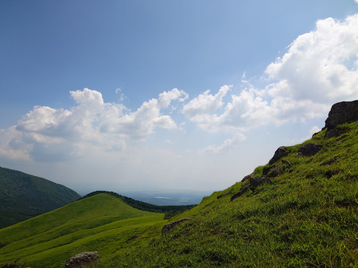 山頂着いた
風吹いてて涼しい