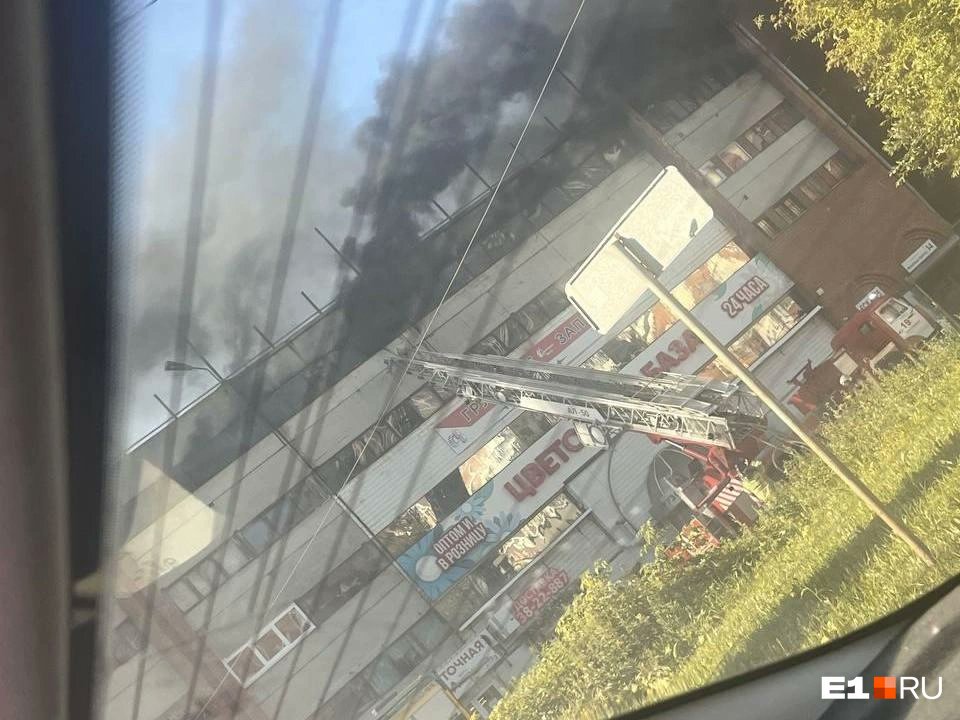 TWMCLtd's tweet image. I know you like to start Sundays with a #RussiaOnFire story.

This caught my eye, not least because Yekaterinburg,  4th biggest city in🇷🇺, is a potential hotspot of dissent.

Officials say a single parked car caught fire here, causing this building with car dealerships to burn.