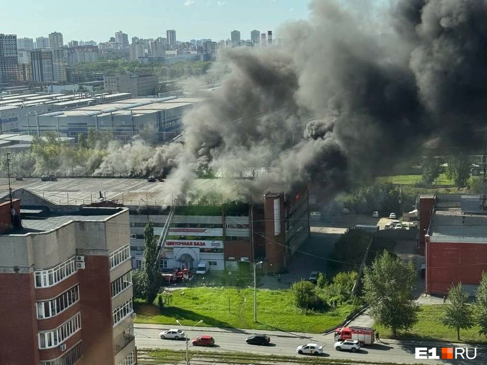 TWMCLtd's tweet image. I know you like to start Sundays with a #RussiaOnFire story.

This caught my eye, not least because Yekaterinburg,  4th biggest city in🇷🇺, is a potential hotspot of dissent.

Officials say a single parked car caught fire here, causing this building with car dealerships to burn.