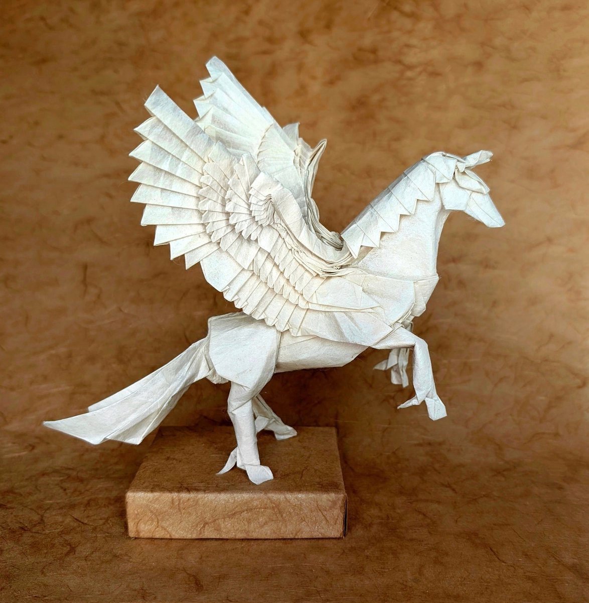 天馬B4.0
創作 神谷哲史
｢折り紙探偵団マガジン210号｣

折り紙久しぶりでした。
バランスをとるのが難しかったです。

#折り紙 #天馬 #神谷哲史