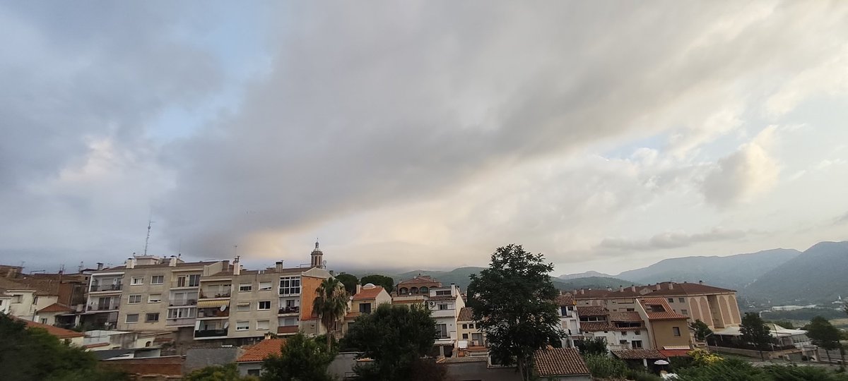 Bon dia des d'Esparreguera
(Baix Llobregat)
Dades a les 8:00h
T.Max.Ahir. 31,5°
T.Min.Avui. 21,5°
T.Actual. 22°
Hum. 92%
T.Xafogor. 29
Vent. S (calma)
Vent.Max. 23 km/h
Pressió. 1016 mb