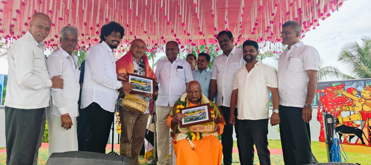 dcthammanna_'s tweet image. ಮೈಸೂರಿನ ರಿಂಗ್ ರಸ್ತೆಯಲ್ಲಿ ಆತ್ಮೀಯರಾದ ಶ್ರೀ ವಿನಯ್ ಅವರು ನೂತನವಾಗಿ ಪ್ರಾರಂಭಿಸಿರುವ &quot;ಉತ್ತನಹಳ್ಳಿ ಫೂಯಲ್ ಸ್ಟೇಷನ್ (HP)&quot; ಗೆ ಮಾನ್ಯ ಮಾಜಿ ಸಚಿವರಾದ ಶ್ರೀ ಡಿಸಿ ತಮ್ಮಣ್ಣ ಅವರು ಭೇಟಿ ನೀಡಿ ಶುಭ ಹಾರೈಸಿದರು. 

ಈ ವೇಳೆ ಮಾಜಿ ಸಚಿವರು ಹಾಗೂ ಆತ್ಮೀಯರಾದ ಶ್ರೀ ಸಾರಾ ಮಹೇಶ್ ಅವರು ಜೊತೆಗಿದ್ದರು.
#dcthammanna #DCT #saramahesh