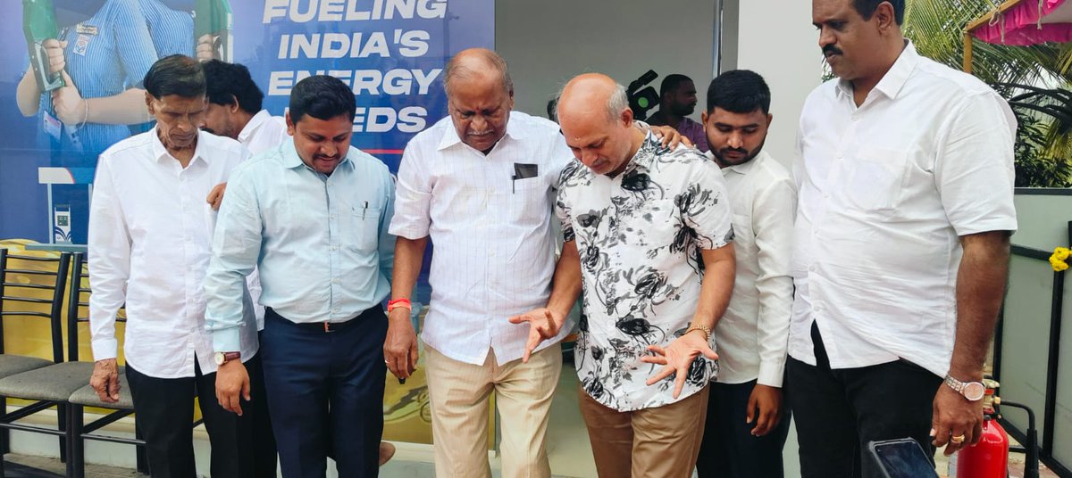 dcthammanna_'s tweet image. ಮೈಸೂರಿನ ರಿಂಗ್ ರಸ್ತೆಯಲ್ಲಿ ಆತ್ಮೀಯರಾದ ಶ್ರೀ ವಿನಯ್ ಅವರು ನೂತನವಾಗಿ ಪ್ರಾರಂಭಿಸಿರುವ &quot;ಉತ್ತನಹಳ್ಳಿ ಫೂಯಲ್ ಸ್ಟೇಷನ್ (HP)&quot; ಗೆ ಮಾನ್ಯ ಮಾಜಿ ಸಚಿವರಾದ ಶ್ರೀ ಡಿಸಿ ತಮ್ಮಣ್ಣ ಅವರು ಭೇಟಿ ನೀಡಿ ಶುಭ ಹಾರೈಸಿದರು. 

ಈ ವೇಳೆ ಮಾಜಿ ಸಚಿವರು ಹಾಗೂ ಆತ್ಮೀಯರಾದ ಶ್ರೀ ಸಾರಾ ಮಹೇಶ್ ಅವರು ಜೊತೆಗಿದ್ದರು.
#dcthammanna #DCT #saramahesh