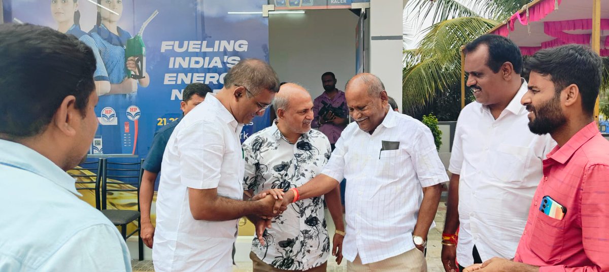 dcthammanna_'s tweet image. ಮೈಸೂರಿನ ರಿಂಗ್ ರಸ್ತೆಯಲ್ಲಿ ಆತ್ಮೀಯರಾದ ಶ್ರೀ ವಿನಯ್ ಅವರು ನೂತನವಾಗಿ ಪ್ರಾರಂಭಿಸಿರುವ &quot;ಉತ್ತನಹಳ್ಳಿ ಫೂಯಲ್ ಸ್ಟೇಷನ್ (HP)&quot; ಗೆ ಮಾನ್ಯ ಮಾಜಿ ಸಚಿವರಾದ ಶ್ರೀ ಡಿಸಿ ತಮ್ಮಣ್ಣ ಅವರು ಭೇಟಿ ನೀಡಿ ಶುಭ ಹಾರೈಸಿದರು. 

ಈ ವೇಳೆ ಮಾಜಿ ಸಚಿವರು ಹಾಗೂ ಆತ್ಮೀಯರಾದ ಶ್ರೀ ಸಾರಾ ಮಹೇಶ್ ಅವರು ಜೊತೆಗಿದ್ದರು.
#dcthammanna #DCT #saramahesh