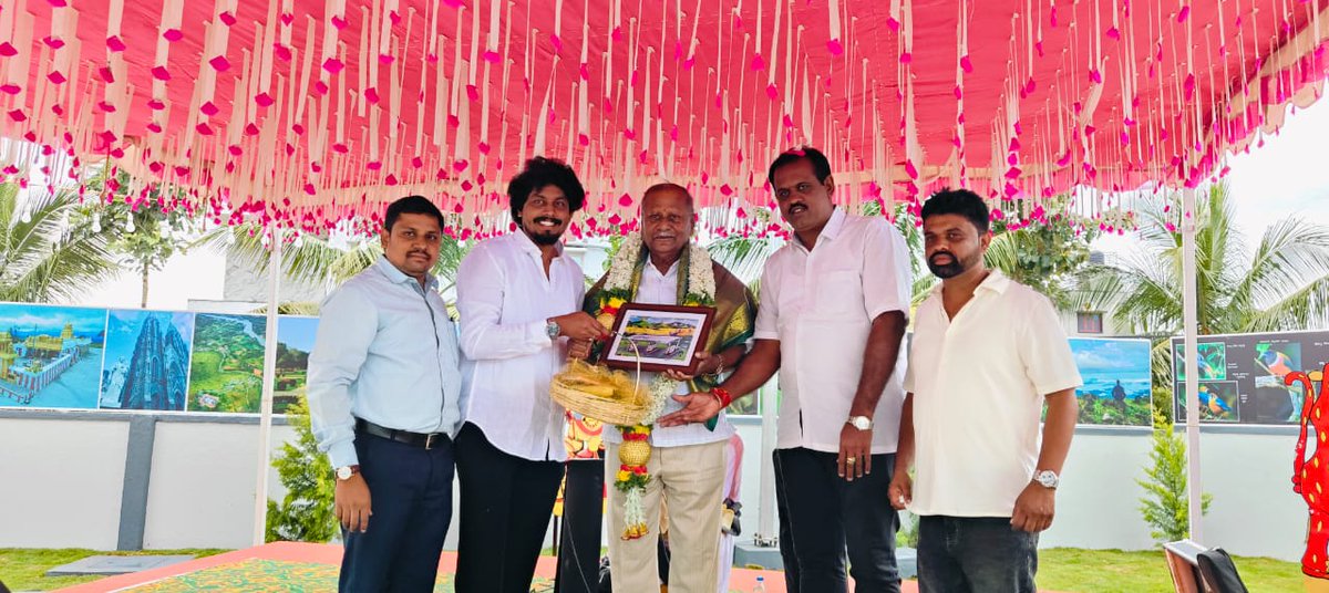 dcthammanna_'s tweet image. ಮೈಸೂರಿನ ರಿಂಗ್ ರಸ್ತೆಯಲ್ಲಿ ಆತ್ಮೀಯರಾದ ಶ್ರೀ ವಿನಯ್ ಅವರು ನೂತನವಾಗಿ ಪ್ರಾರಂಭಿಸಿರುವ &quot;ಉತ್ತನಹಳ್ಳಿ ಫೂಯಲ್ ಸ್ಟೇಷನ್ (HP)&quot; ಗೆ ಮಾನ್ಯ ಮಾಜಿ ಸಚಿವರಾದ ಶ್ರೀ ಡಿಸಿ ತಮ್ಮಣ್ಣ ಅವರು ಭೇಟಿ ನೀಡಿ ಶುಭ ಹಾರೈಸಿದರು. 

ಈ ವೇಳೆ ಮಾಜಿ ಸಚಿವರು ಹಾಗೂ ಆತ್ಮೀಯರಾದ ಶ್ರೀ ಸಾರಾ ಮಹೇಶ್ ಅವರು ಜೊತೆಗಿದ್ದರು.
#dcthammanna #DCT #saramahesh