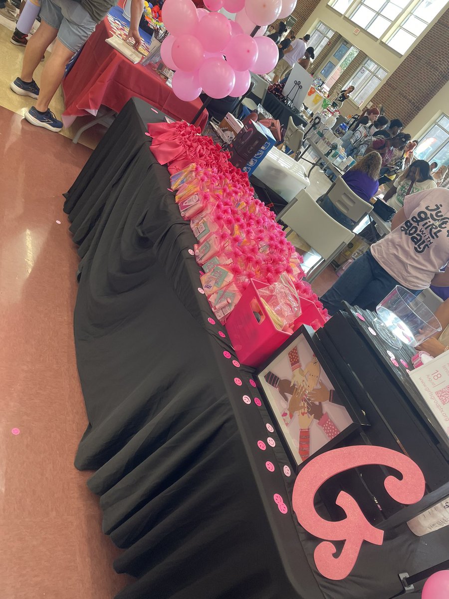 AshSmith_3's tweet photo. The G.I.R.L.S. volunteered at  Red Oak’s Back to School event passing out Power Packs to help girls feel confident, cared for, and ready to take on the new school year! 💖✨ #PowerPacks #BackToSchool #GIRLSLead #Communityservice https://t.co/WdkAwH5zbh