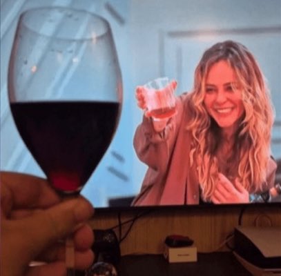 JESSICA534266's tweet photo. nem ia beber hoje mas a heleninha se divorciou e ja que ela nao pode beber eu tenho que beber por ela #ValeTudo https://t.co/HGv9KzgwOq