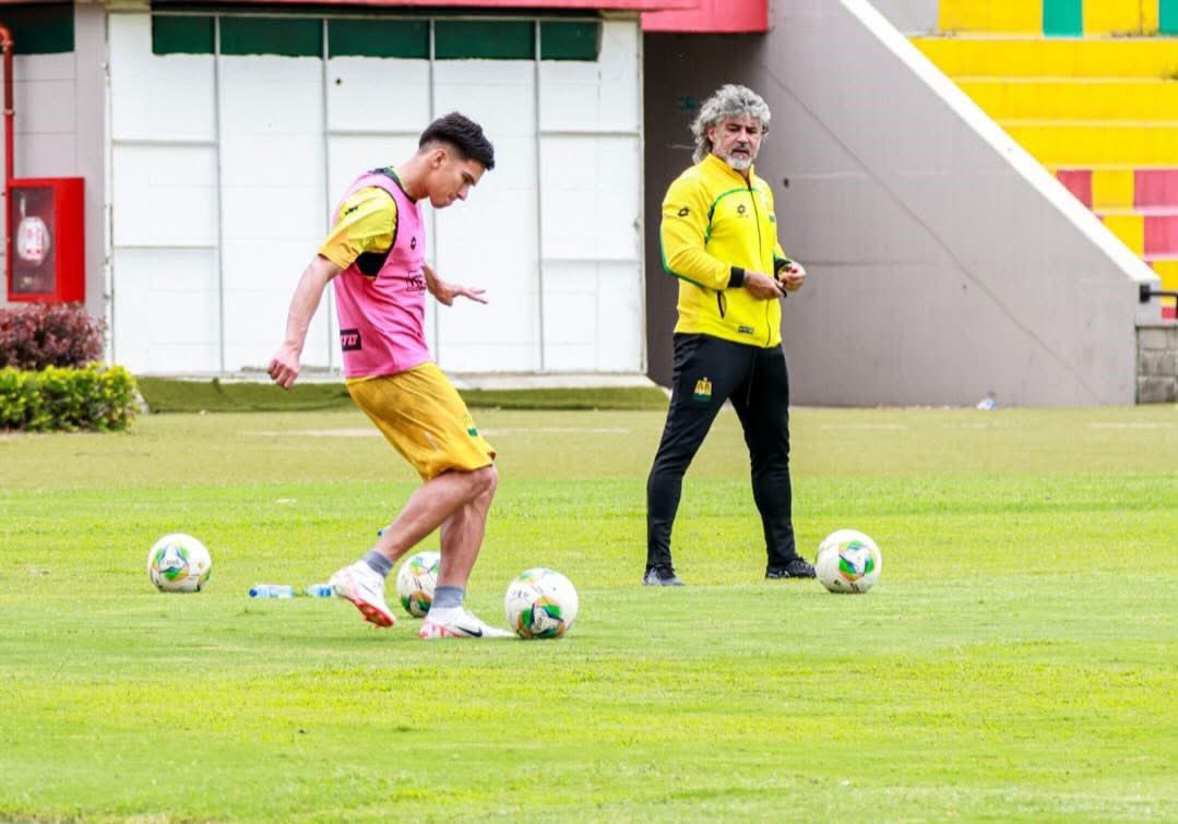 Pipe Álvarez ⚽ (@pipealvarez28) on Twitter photo ¡PRIMERA CONVOCATORIA! 🐆⚽️
Gleyfer Medina está en la lista de 18 viajeros por parte del <a href="/ABucaramanga/">Atlético Bucaramanga</a> que hace un par de minutos llegó a Valledupar.
Otras de las novedades son el regreso a convocatoria de Bayron Duarte y Aldair Gutiérrez. ¡PRIMERA CONVOCATORIA! 🐆⚽️
Gleyfer Medina está en la lista de 18 viajeros por parte del <a href="/ABucaramanga/">Atlético Bucaramanga</a> que hace un par de minutos llegó a Valledupar.
Otras de las novedades son el regreso a convocatoria de Bayron Duarte y Aldair Gutiérrez.