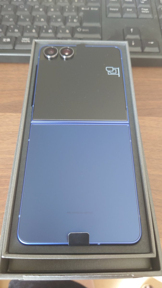 Suganu_MAX's tweet photo. Galaxy Z Flip7 に5年ぶりの機種変更〜！

初めてオンラインショップで頼んだけど、翌日配送とはお早いわね🤔 https://t.co/ClduGKcnVB