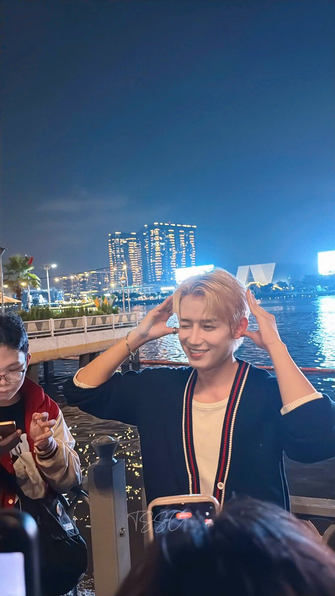 puppy making puppy ears ❄️

#HODONGQUAN <a href="/dongquannnnn/">HỒ ĐÔNG QUAN</a>  #ShowItAllVietnam #TanBinhToanNang