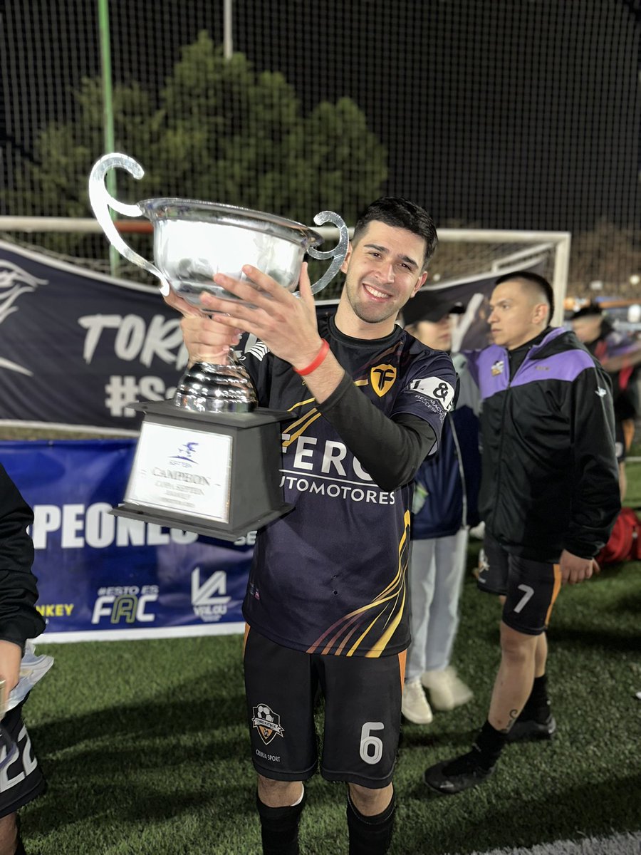 Endeudado y campeón, muy feliz por vos y todo lo que se te está dando. Te amo pichi, siempre para vos 💜💛