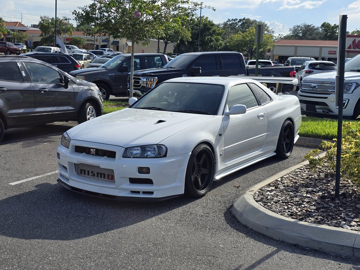 ZekeHusky's tweet photo. Nismo aero is painted and installed, the whole car was buffed and polished, and then everything was ceramic coated. She's looking great! 

The last semi visual upgrade will be when the HKS/Endless big brake kit arrives in a couple of months! https://t.co/k3PsYW0YA6