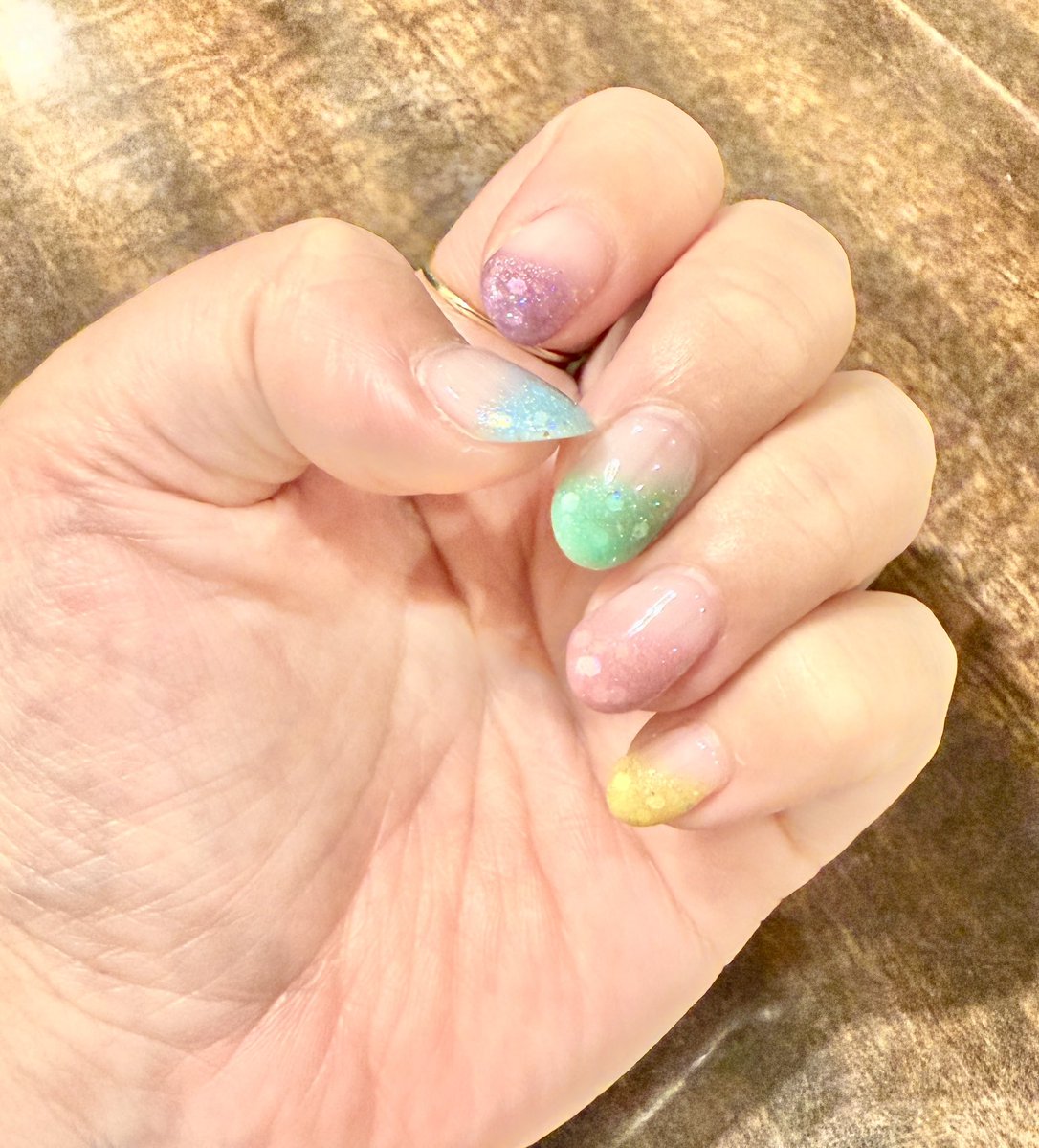 そういえば…今回こ夏イベ仕様のネイルしてます
7色ないけどレインボー笑🌈
