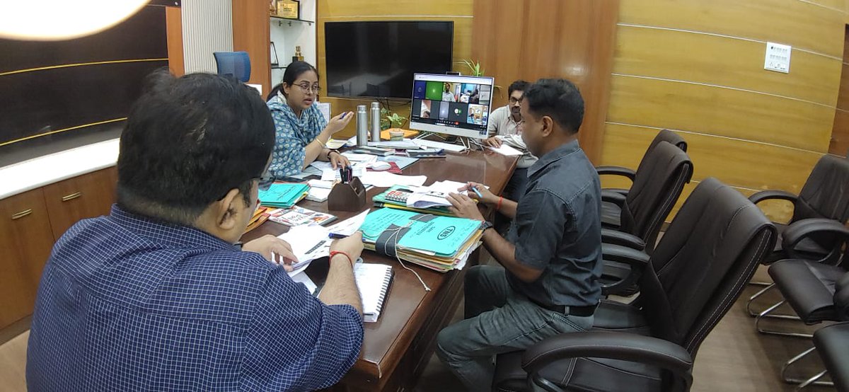 उप-विकास आयुक्त  भोजपुर द्वारा आज VC के माध्यम से  जिले के सभी प्रखंड विकास पदाधिकारीयो की समीक्षात्मक बैठक आयोजित की गई। इस इस बैठक में मुख्य रूप से प्रधानमंत्री ग्रामीण आवास योजना एवं लोहिया स्वच्छ बिहार अभियान में चल रहे कार्यों को लेकर कई निर्देश दिए गया।