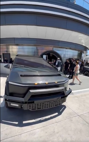 There is a heavily modified Cybertruck at a Tesla Diner. This is highly modified, but it's nice.