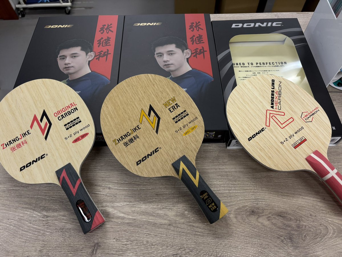 ドニックの新製品、張継科オリジナルカーボン、張継科ニューエラ、アンダースリンドヘキサカーボンが入荷しました。
化粧箱も豪華でカッコいいです！
#DONIC
#張継科
#卓球
#プロショップユゲ藤井寺店
