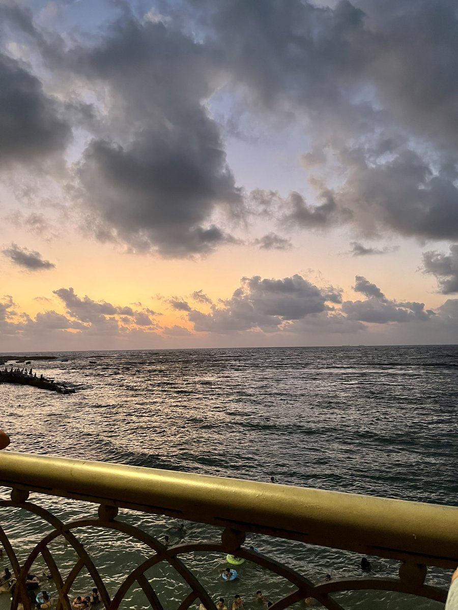 ماشي قصاد البحر 
والموجة تضحكلي 
وتقولي والله زمان 
والشمس ليا بتبتسم