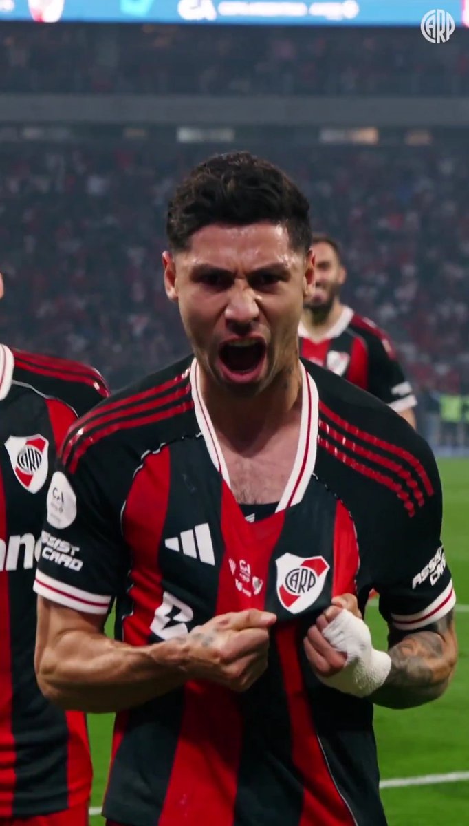 Doblete de ÉL.

Mi campeón del mundo es mejor que el tuyo.