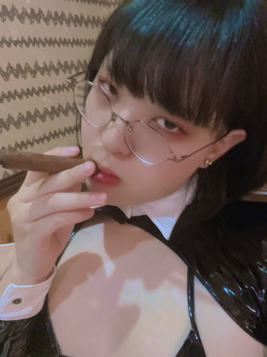 ほら、逆バニー着ながら葉巻を吸ってる目つきの悪い俺だよ。ころせよ。