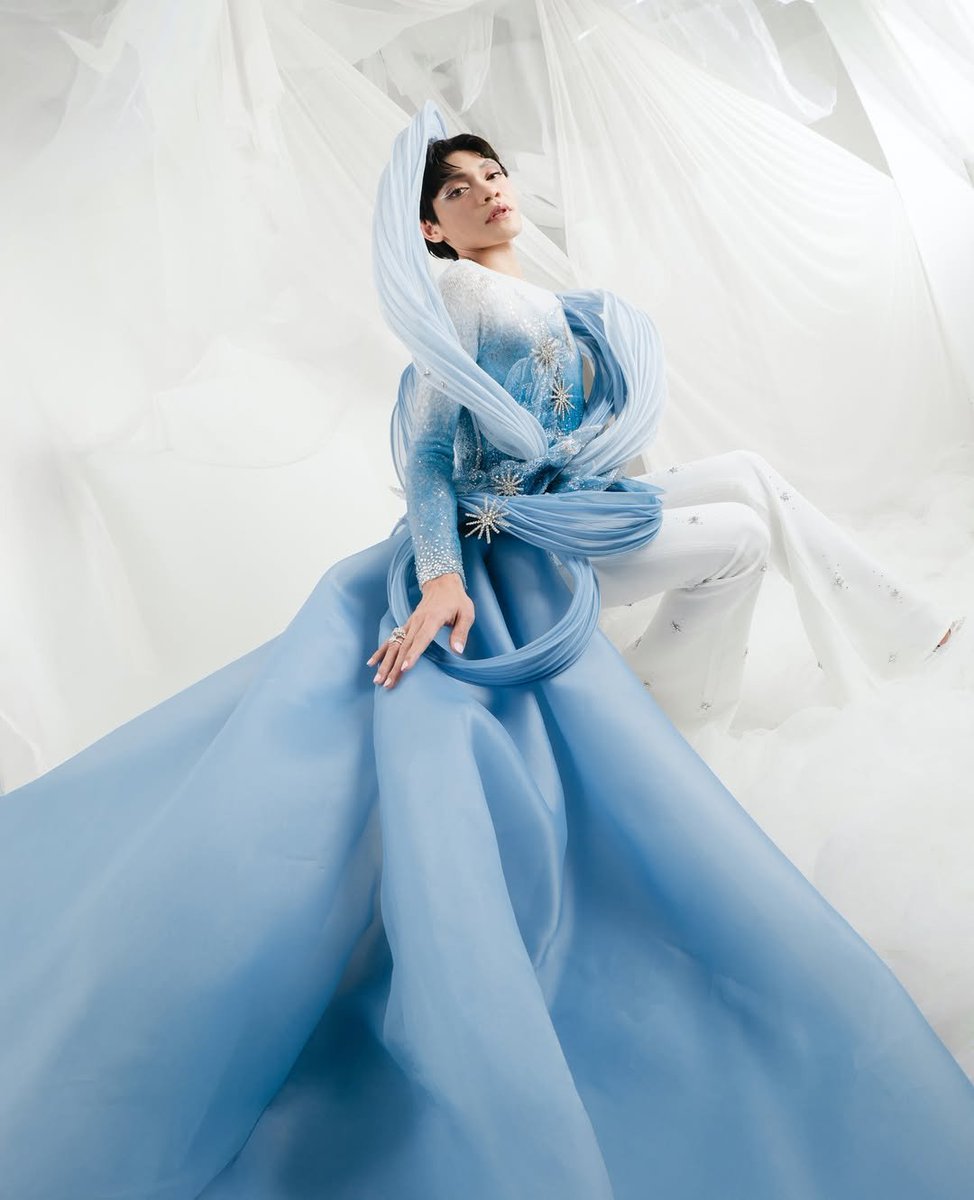 [MY OWN OPINIONS]

Assessing based on four factors (1) Technical details, (2) Style, (3) Aura and (4) Fit to the housemate's brand

Best Dress Housemate - Overall

Esnyr Ranollo
A gender-bending masterpiece

Masculine elements
(1) The haircut: cropped, androgynous, editorial.
(2)