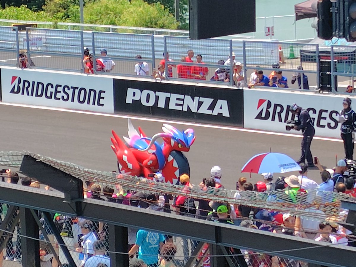 #鈴鹿８耐  
コライドン激写できたぞー！！
ネムさんのお兄ちゃんがホンダの
整備士してるのでお兄ちゃんと
二人でホクホクしてました
(っ*´ω`*ｃ)ﾎｸﾎｸ