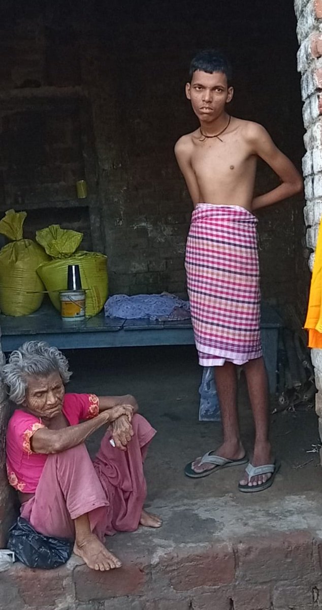 यह बिहार भोजपुर(आरा) के बड़ाहरा प्रखंड के राजपूत परिवार है, जो कई दिनों से भूख एवम बीमारी से मरने कि स्थिति मे हैं वहा एक 80 वर्ष की बूढ़ी माता जी अपने दो बिकलांग पोता के साथ नारकिए जीवन जी रही हैं।
<a href="/kuvar_sena__4/">Rajput of भारत</a> <a href="/rajput_of_india/">Rajput's Of INDIA</a> <a href="/PawanSingh909/">Pawan Singh</a> <a href="/iamajayksinghh/">Ajay singh</a> <a href="/kshatriya_media/">क्षत्रिय मीडिया</a>