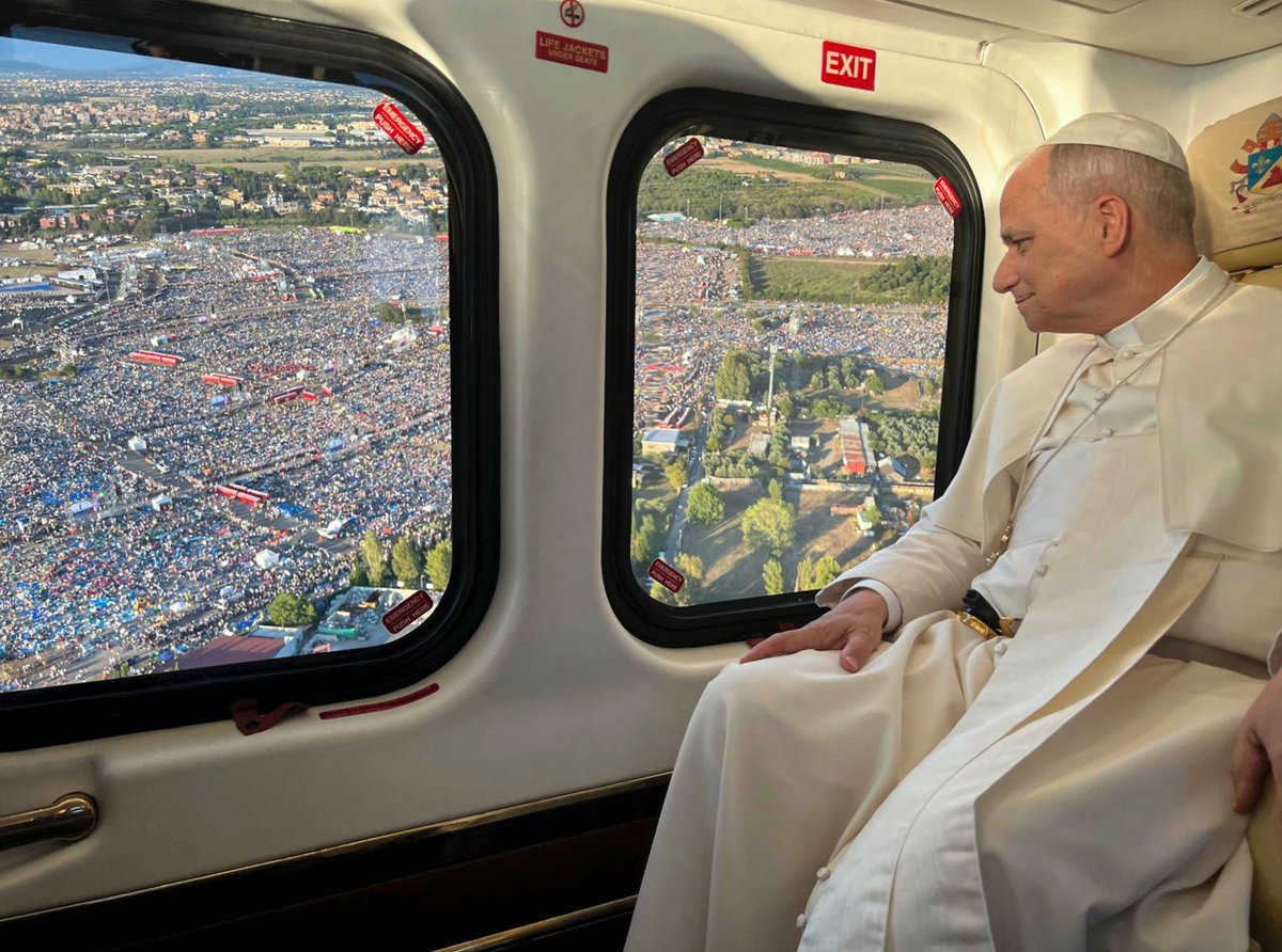 RobertoMTico's tweet photo. EL JUBILEO DE LOS JÓVENES. El Papa León XIV observa desde el aire nuevas generaciones de jóvenes que darán testimonio de la verdad. Ah, a los católicos uribists les recuerdo que al Papa lo guía el Espiritu Santo,y él y Francisco NUNCA le comieron al #MatarifeCulpable y sí a Petro https://t.co/HtRhDiwUak