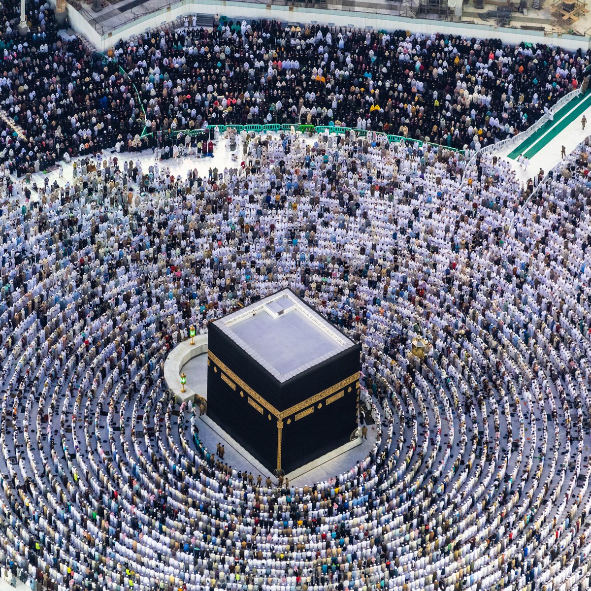 اور (اے مسلمانو!) تمہارے پاس کیا جواز ہے کہ اللہ کے راستے میں اور اُن بے بس مردوں، عورتوں اور بچوں کی خاطر نہ لڑوجو یہ دُعا کر رہے ہیں کہ ’’اے ہمارے پروردگار! ہمیں اِس بستی سے نکال لائیے جس کے باشندے ظلم توڑ رہے ہیں،اور ہمارےلئے اپنی طرف سےکوئی حامی پیدا کردیجئے،

﴿النساء،۷۵﴾