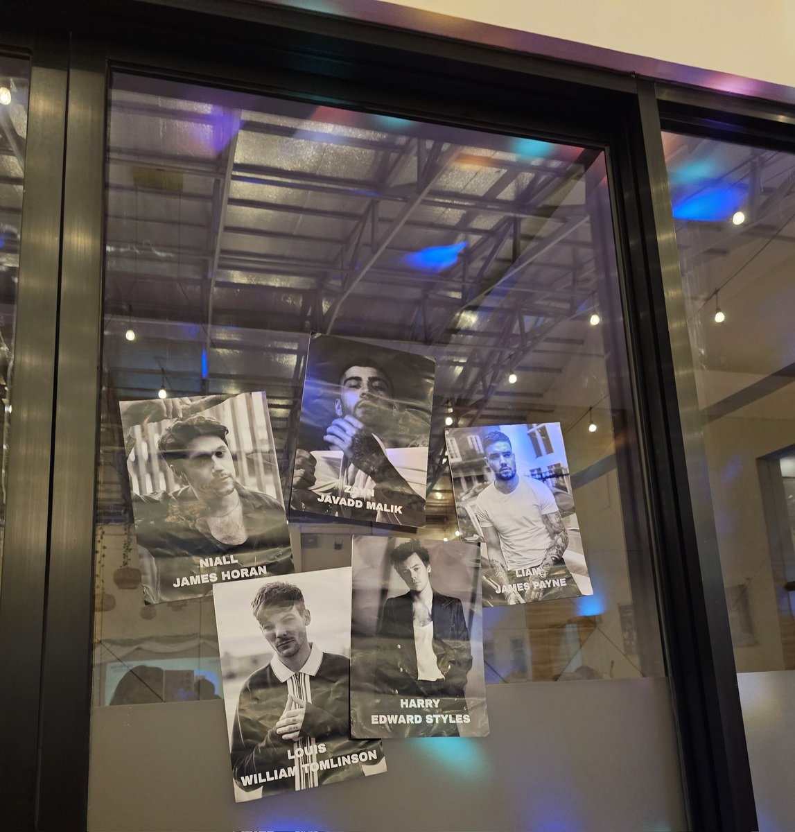 myeolysh's tweet image. Brought cattonee to 1D event to celebrate 15th anniversary of @onedirection 
#1DKP25 #15YEARSOF1D 
One band, one dream, ONE DIRECTION 💖