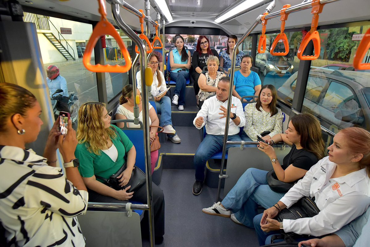 ZulmaGal's tweet photo. Con todo gusto acompañe a nuestro Presidente Municipal @tonoastiazaran a la gira de trabajo donde entregó los nuevos corredores iluminados de la colonia Las Lomas, Urbi Villa del Rey y Ley Palo Verde. 

#TrabajoQueSeNota
#CaminaSegura
#seguridadenespaciospublicos https://t.co/ww47takfMh