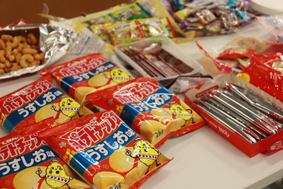 HacKit_KIT's tweet photo. メンターの皆様から、温かい差し入れをいただきました！本当にありがとうございます！

差し入れ目当てで大勢の参加者が！この賑わいからも、皆さんの喜びが伝わってきます。
  #HACKIT #ハッカソン #差し入れ https://t.co/w5LFgqKOfU