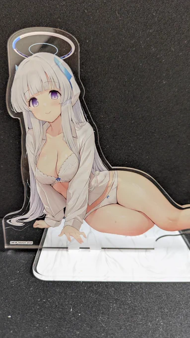 ユウカとノアのアクスタ届いた〜! 今回もトリニティさんで刷ったんですけど印刷めっちゃ綺麗 実はこれ…合体できるんですよ…
