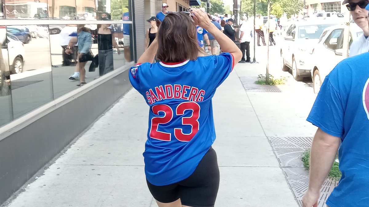 sidkid80's tweet photo. #Cubs fans were out and about paying their respects to the late great Baseball Hall of Famer Ryne Sandberg. #RIPRyno #BALvsCHC #MLB #BeHereForIt https://t.co/jskEbrQXUf