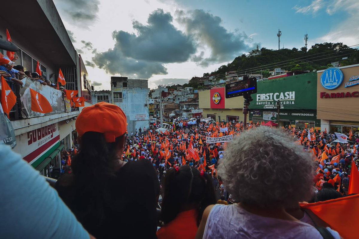 Miles de personas salieron a las calles de Papantla. No para defender a un partido, ni a un candidato. ¡Para defender la democracia! 

¡Papantla no se vende, Papantla se defiende! 💪🏽 🍊