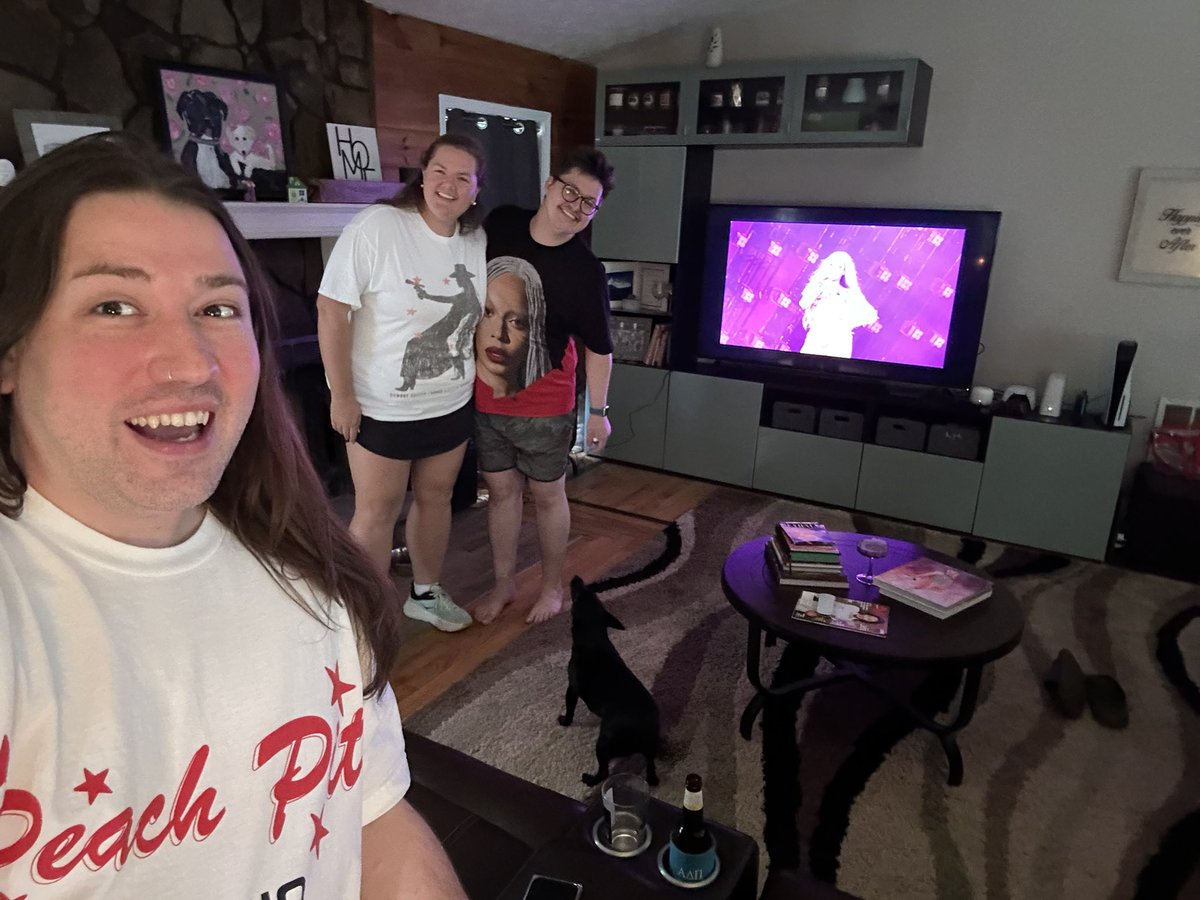 con_johnson's tweet photo. @bey_everything thank you for saving our CCWT experience. My BFF’s flight got cancelled b4 N3 &amp; you saved our experience. Thank you for everything you did. 🙏🙏🙏 🙏 https://t.co/f68UrdU4RK