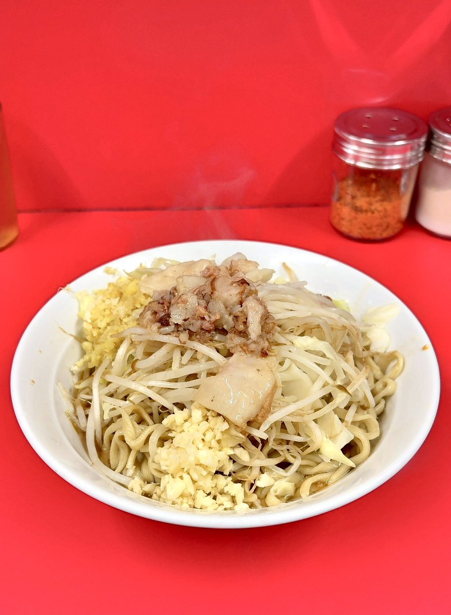 ラーメン二郎　大宮公園駅前店
小ラーメン　汁無し900円
ニンニクアブラ、生姜

久々2度目の訪問です
皆様の投稿で気になっていた汁無しを。
あっさりキリッとな味で生姜が合いますね
結構汁多めでした！
美味しかったです
ご馳走様でした。