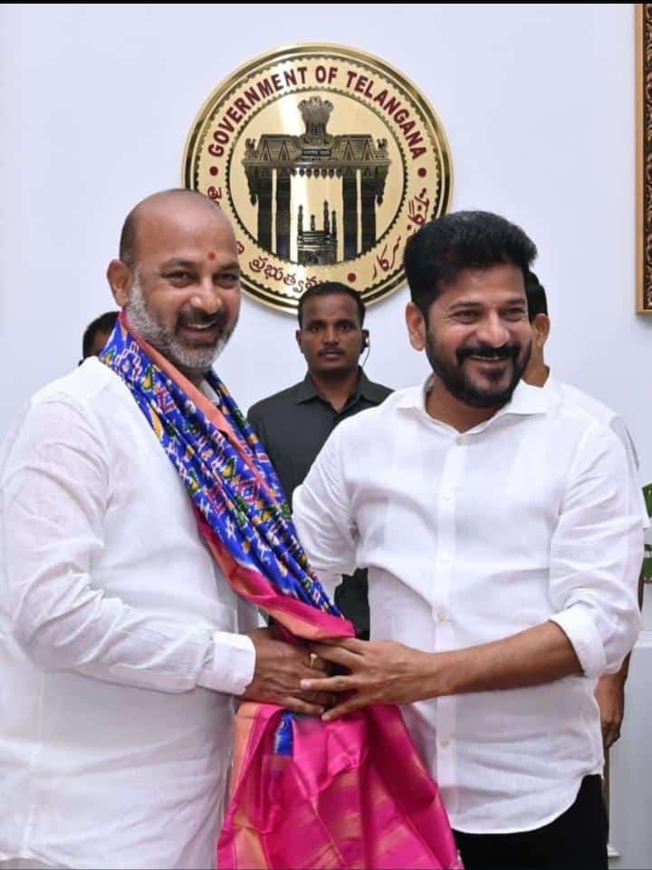 ప్రేమించుకుందాం రా కలిసుందాం రా!! 

నువ్వు వస్తానంటే నేను వద్దంటానా!! 

కన్నుల్లో నీ రూపమే గుండెల్లో నీ ధ్యానమే 
నా ఆశ నీ స్నేహమే నా శ్వాస నీ కోసమే!! 

Mohabbath ka dhukhaan

Kabhi Kabhi Mere Dil Mein Khayaal Aata Hai!! 

Happy Friendship Day 🫂

#HappyFriendshipDay2025