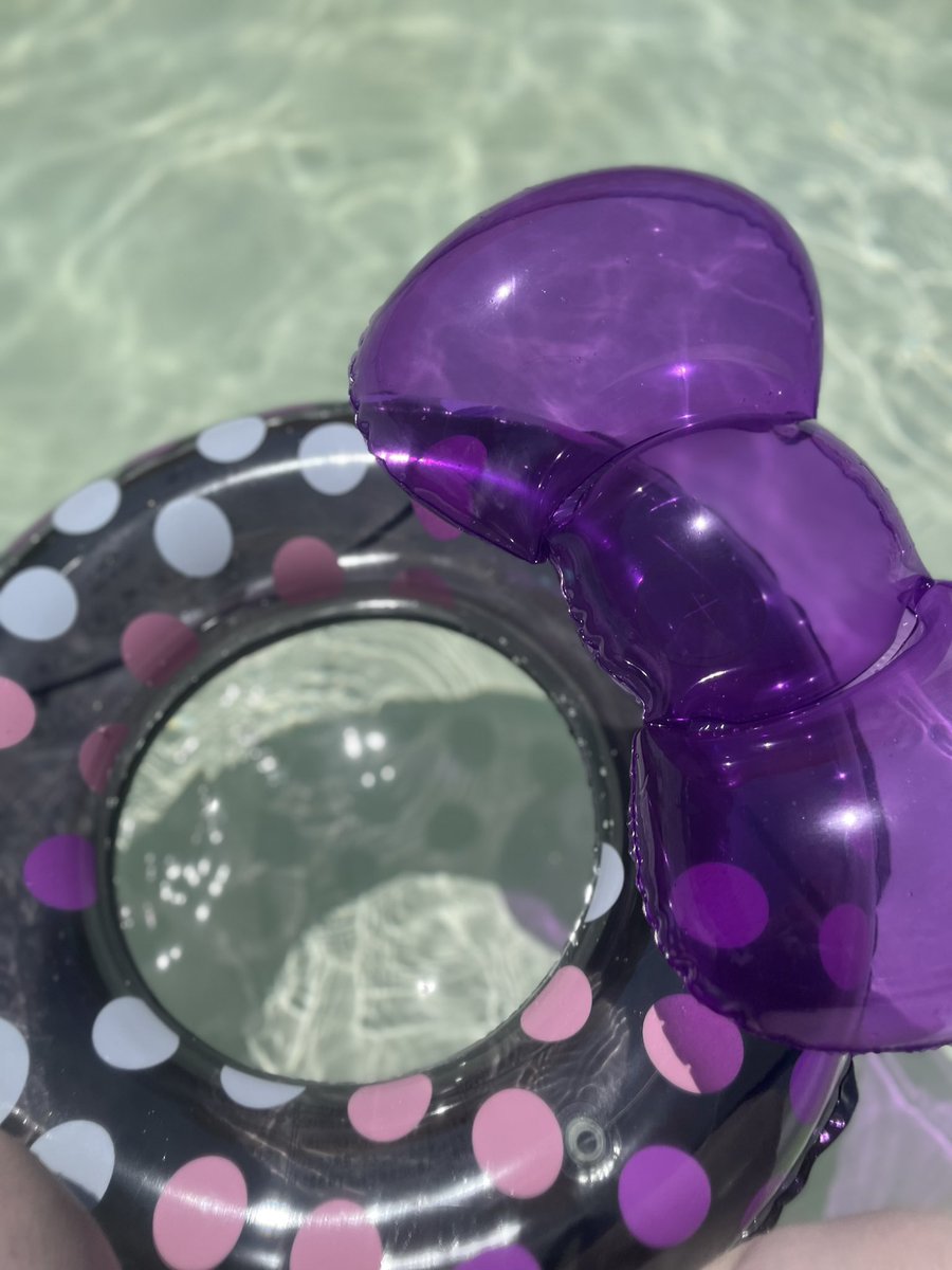 昨日、人生初！！の屋外大型プールに
行ってきました😊
「なんで今まで来れなかったんだろ？」と
考えてみた。
体型(私は太っちょ)はもちろん要因の一つではあったけども、それ以上に！
泳いでて水から出た瞬間の自分のぐちゃぐちゃ感が恥ずかしかったんだ🤣