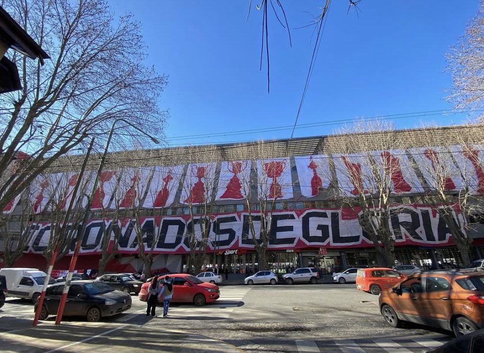 Imagínate levantarte, ser hincha del club con los colores de la policía, pasar por 1 y 57 y ver esto. Tenes que corchearte.