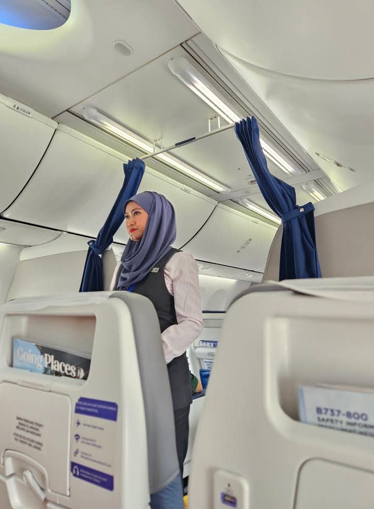 Penerbangan biasa dari KLIA ke KB semalam netizen nampak pramugari MAS pakai tutup aurat.

Alhamdulillah.

📷 Mgcaa Caa