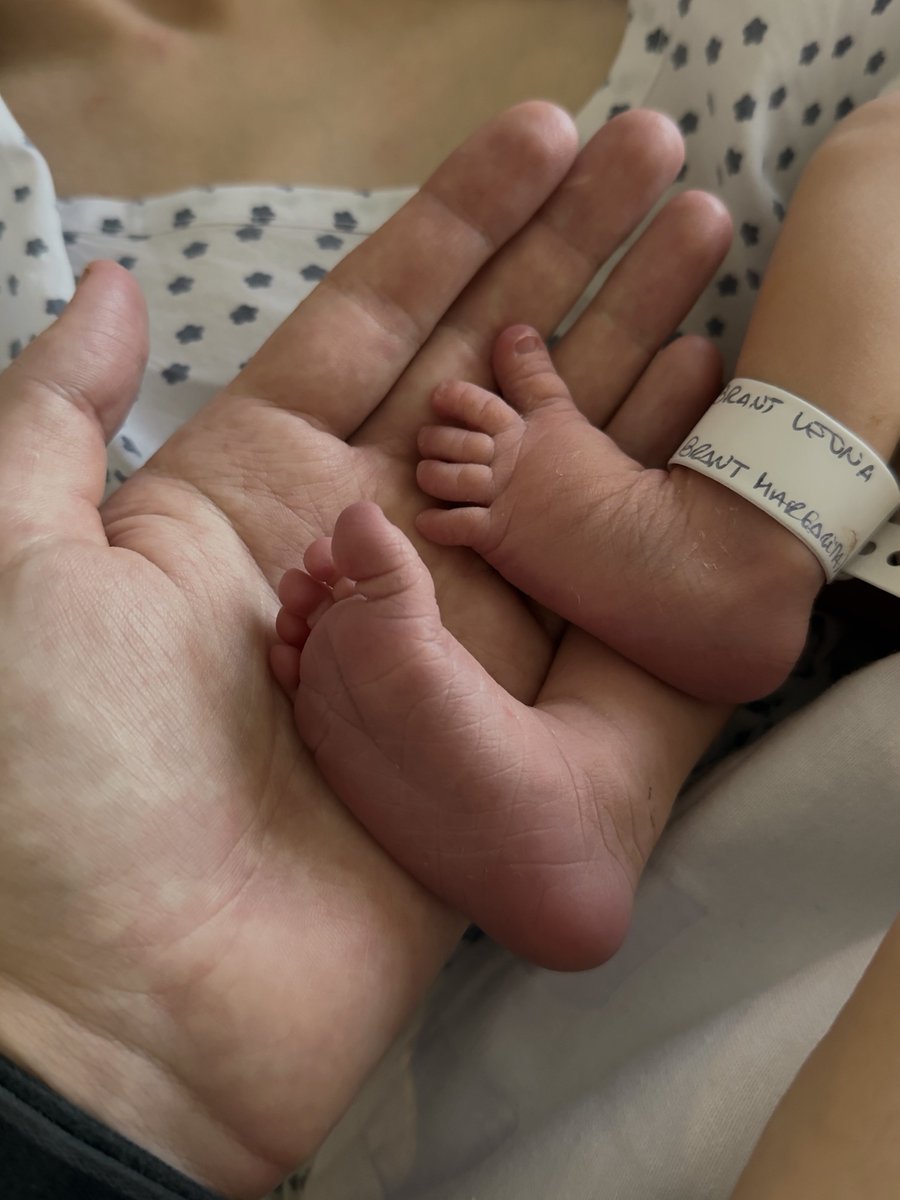 отчётливо помню самый счастливый момент в жизни – утро, когда увидел положительный тест на беременность. с тех пор прошло 9 месяцев, теперь это счастье можно потрогать. сегодня я стал папой.