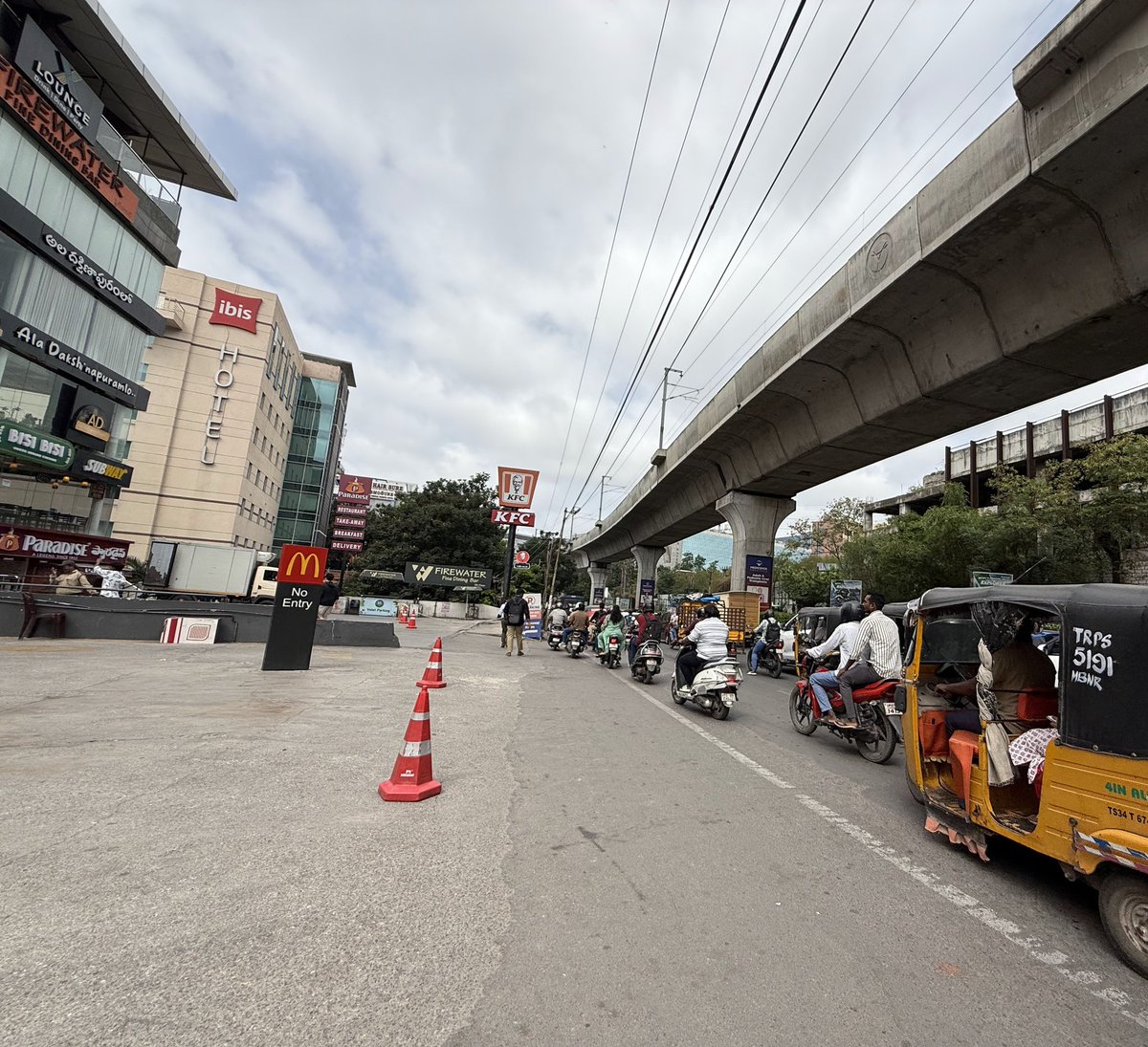 amsrikanthk's tweet photo. @TelanganaCMO @revanth_anumula Thank you CM Sir for your efforts in decongesting traffic from Yashoda hospitals to Cyber towers road by Road widening.I request you to extend the road between Cyber Towers and Mindspace, this would reduce travel time between KPHB and IKEA. https://t.co/1FfVtiJe8Z
