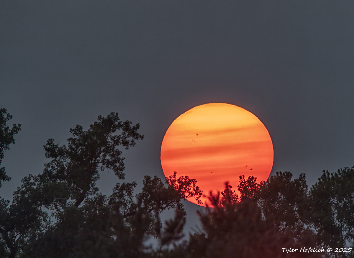 Tyler Hofelich (@t_hofelich) on Twitter photo Tonight's sunset was impressive! In Northern Ohio as thick smoke builds in from the north and west. I love how makes any sunspots so much more vivid. <a href="/KellyDWeather/">Kelly Dobeck ☀️</a> <a href="/spann/">James Spann</a> <a href="/NWSCLE/">NWS Cleveland</a> <a href="/13abc/">13 Action News</a> <a href="/StormHour/">#StormHour</a> #sunsets #canonphotography Tonight's sunset was impressive! In Northern Ohio as thick smoke builds in from the north and west. I love how makes any sunspots so much more vivid. <a href="/KellyDWeather/">Kelly Dobeck ☀️</a> <a href="/spann/">James Spann</a> <a href="/NWSCLE/">NWS Cleveland</a> <a href="/13abc/">13 Action News</a> <a href="/StormHour/">#StormHour</a> #sunsets #canonphotography