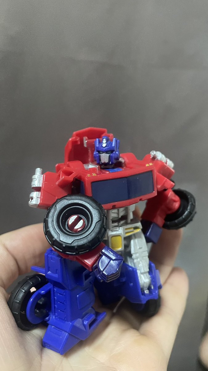 jesterhatsjhund's tweet image. Modified with slight paint touch up .
Added head articulation and elbows . 
#TransformersCyberworld #Optimusprime